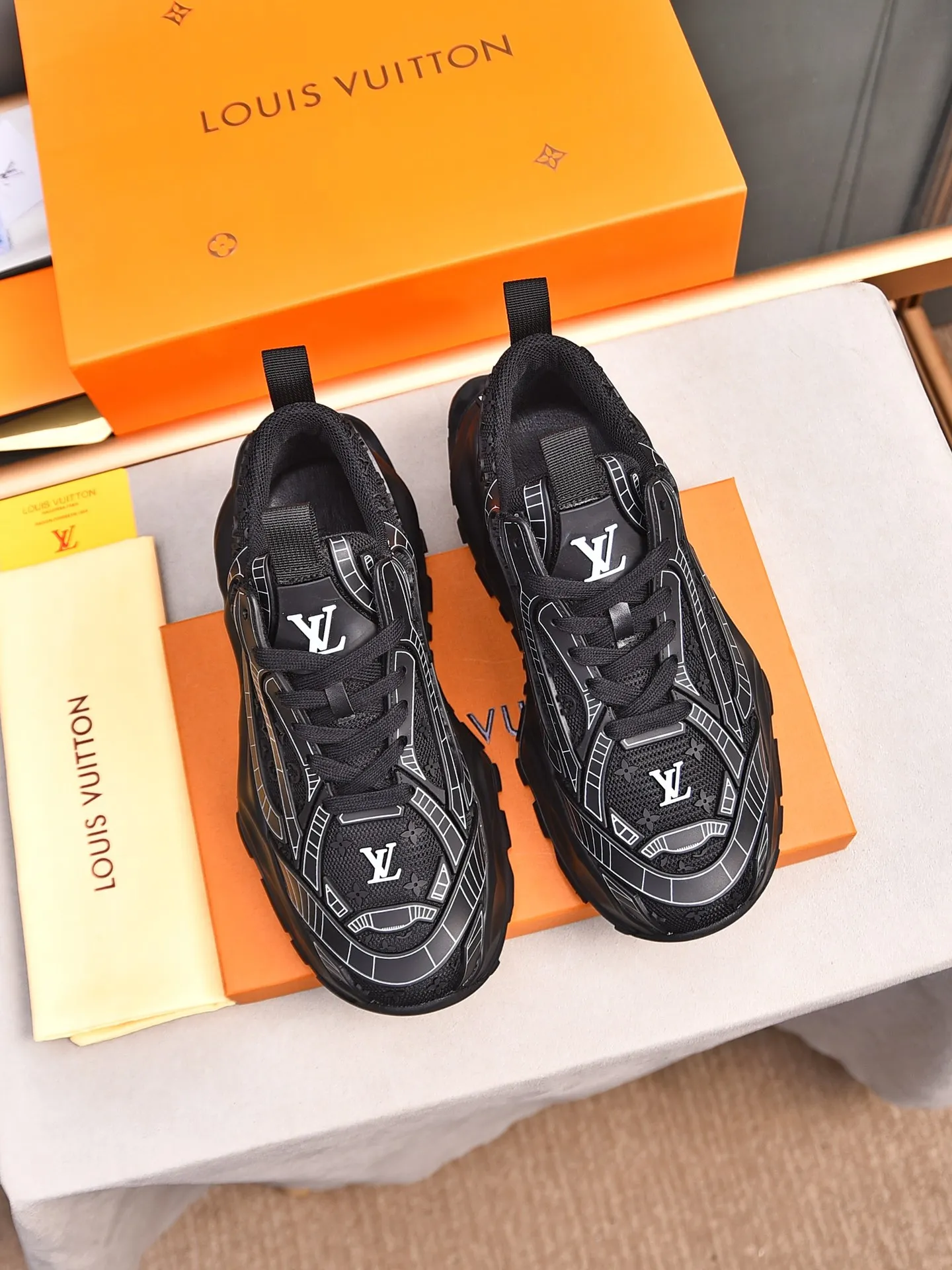 Men's shoes 💰580 📛📛【LOUIS VUITTON】Louis Vuitton 2024 new products👟Milan fashion catwalk style🇰🇾🇰🇾LV family logo, big-name style, a must-have for fashionistas⚠️Imported mesh with high-tech glue technology➕Cow leather➕Breathable mesh lining➕Genuine leather feet➕Special foam outsole👞Number 38-44 (45 46 custom-made)